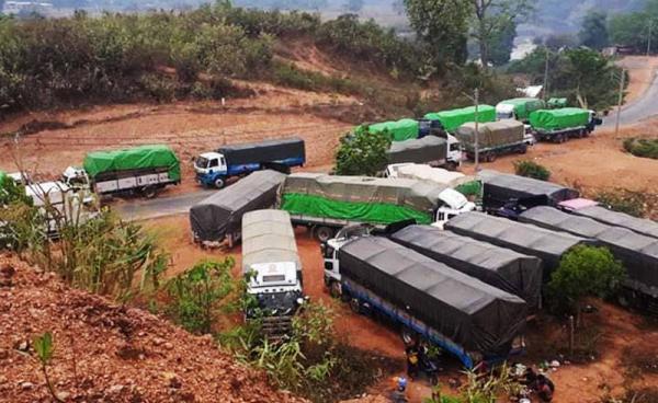 အမ်း-မင်းပြား ကားလမ်းအခြေအနေ လုံခြုံရေး စိုးရိမ်ရသောကြောင့် အမ်းမြို့အနီးတွင် ရပ်နားထားသည့် ကုန်တင်ယာဉ်များကို ဧပြီလ ၂၇ နေ့က တွေ့ရစဉ်။ (Photo - K Than Aung's facebook)