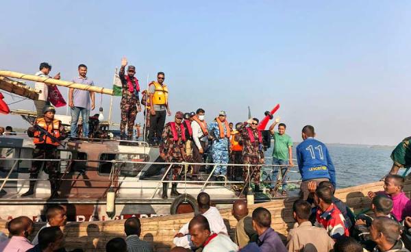 ဘင်္ဂလားဒေ့ရှ် ရေလုပ်သား ၇၀ ကျော်ကို AA ကလွှဲပြောင်းပေးသည့် မြင်ကွင်း။ ဓာတ်ပုံ - APM