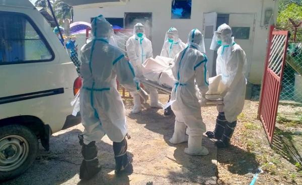 ကျောက်ဖြူတွင် အောင်ဆီဂျင်ပြတ်လပ်မှုကြောင့် သေဆုံးသွားသူတစ်ဦးအား လူမှုအဖွဲ့အစည်းများမှ နာရေးအတွက် ကူညီပေးနေစဉ်။ (ဓါတ်ပုံ - လေးဝတီကုလရက္ခိတ (ပရဟိတ) အသင်း၊ ကျောက်ဖြူမြို့)