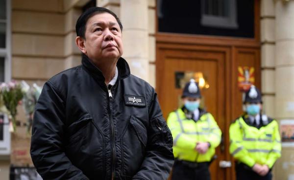 လန်ဒန်ရှိ မြန်မာသံရုံးထမ်းများက တံခါးပိတ်ထားသဖြင့် ရုံးတွင်းသို့ ဝင်ခွင့်မရသည့် ယူကေနိုင်ငံဆိုင်ရာ မြန်မာသံအမတ်ကြီး ဦးကျော်စွာမင်းအား ၂၀၂၁ ခုနှစ် ဧပြီလ ၈ ရက်နေ့က ယူကေ မြန်မာသံရုံးရှေ့တွင် တွေ့မြင်ရစဉ်။ (ဓာတ်ပုံ - CNN)