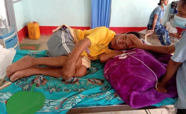 ပုံစာ - ကိုဗစ်လူနာတစ်ဦးကို မိသားစုဝင်တစ်ဦးနှင့်အတူ ၂၀၂၁ ခုနှစ် မေလ ၂၈ ရက်နေ့က ကျီခါးဆေးရုံတွင် တွေ့ရစဉ်။ (ဓာတ်ပုံ - Reuters)