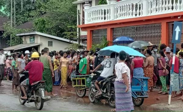 ဇူလိုင်လ ၂၈ ရက်နေ့က စစ်တွေမြို့တွင် ကိုဗစ်ကြောင့် စားဝတ်နေရေးအခက်အခဲရှိသူများကို ထောက်ပံ့နေစဉ်