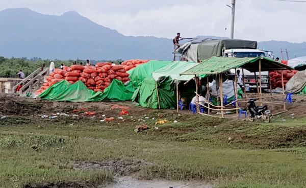 ပုံစာ - မောင်တောမြို့နယ် ကညင်ချောင်းစီးပွားရေးဇုန်မှ ဘင်္ဂလားဒေ့ရှ်နိုင်ငံသို့ ကြက်သွန်နီတင်ပို့နေသည့် မြင်ကွင်း။ ဓါတ်ပုံ - F001