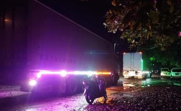 မောင်တောနယ်စပ်ကုန်သွယ်ရေးသို့ ကုန်ပို့ရန် ပြည်မဖက်မှရောက်ရှိလာကြသည့် ကုန်ကားများအား တွေ့ရစဉ်