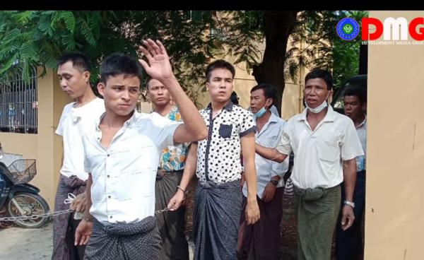 အကြမ်းဖက်ဥပဒေဖြင့် တရားစွဲဆိုခံထားရသည့် ပုဏ္ဏားကျွန်းမြို့နယ်၊ ကျောက်ဆိပ်ကျေးရွာသားများအားတွေ့ရစဉ်