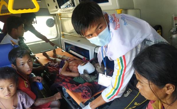 စစ်လက်နက်ကျန်ပစ္စည်းပေါက်ကွဲမှုကြောင့် ရသေ့တောင်မြို့နယ်က ကလေးငယ်တစ်ဦး ထိခိုက်ဒဏ်ရာရရှိခဲ့သူ။ ဓါတ်ပုံ - ရွှေရောင်မေတ္တာဖောင်ဒေးရှင်း