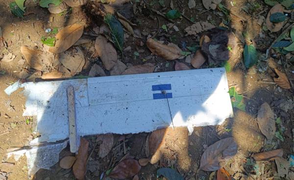 ၂၀၂၄ ခုနှစ် အောက်တိုဘာလ ၂၂ ရက်နေ့က KNLA ဗဟိုဌာနချုပ်နေရာအနီးသို့ ကျရောက်ပေါက်ကွဲခဲ့သည့် အသေခံဒရုန်း (ကာမီကာဇေ) အပိုင်းအစများ။ Photo: KIC (ပုံဟောင်း)