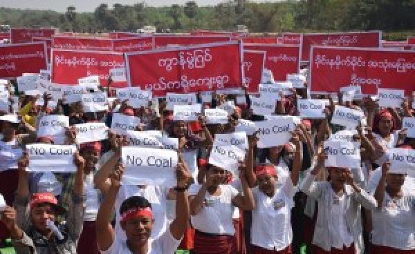 MCL ဘိလပ်မြေစက်ရုံကျောက်မီးသွေးအသုံးမပြုရေး ဒေသခံများဆန္ဒပြခဲ့စဉ်(photo: MNA)