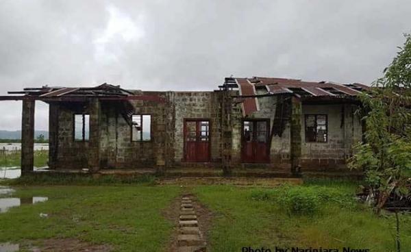 ပြိုပျက်နေသော ကျောင်းကို မြင်တွေ့ရစဉ်။