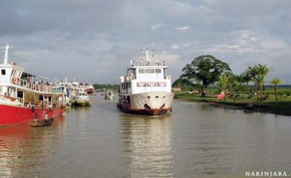 ရခိုင်ပြည်နယ်အတွင်းပြေးဆွဲနေသည့် ပြည်တွင်းရေးကြောင်း ပိုင်သင်္ဘောအချို့အား စစ်တွေဆိပ်ကမ်းတွင် တွေ့ရစဉ်။