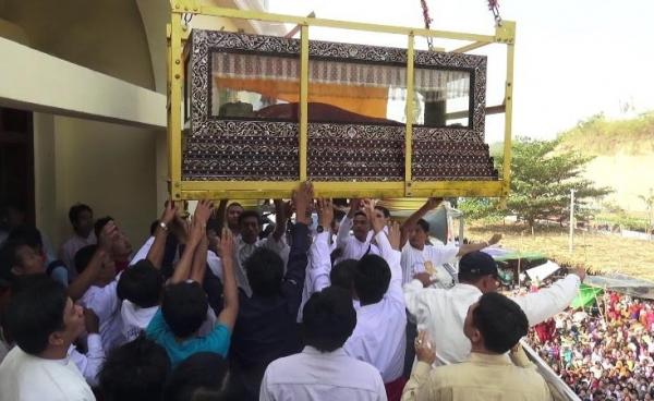 ဆရာတော်၏ရုပ်ကလာပ်တော်ကို ပင့်ဆောင်နေစဉ် (MNA)