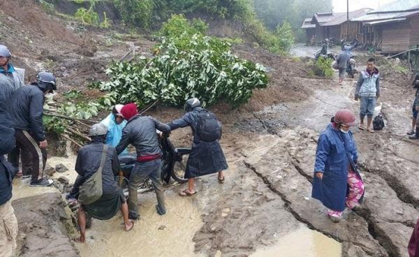 A landslide in July 2015 on Kalay-Falam-Haka Road, disrupted transport in Falam Township and surrounding areas. Photo: Bik Lian