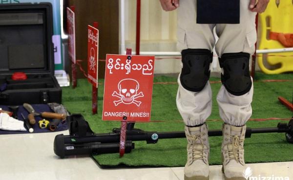 နေပြည်တော်တွင်ပြုလုပ်သော အပြည်ပြည်ဆိုင်ရာ မိုင်းအန္တရာယ်အသိပညာပေးရေးနေ့အခမ်းအနားတွင် မိုင်းအန္တရာယ်နှင့်ပတ်သက်ပြီး သရုပ်ဖော်ထားစဉ်(ဓာတ်ပုံ- မင်းမင်း/မဇ္ဈိမ)