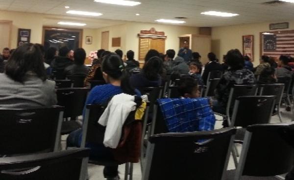 စစ်ဆန့်ကျင်ရေး အခမ်းအနား ပြုလုပ်နေသည်ကို တွေ့ရစဉ်