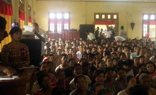 အစည်းအဝေးသို့ တက်ရောက်လာသော မြောက်ဦးဒေသခံများ