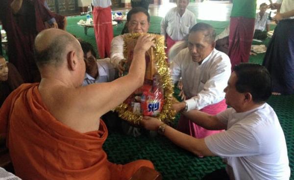 NMSP Chairman Nai Htaw Mon meets with minister U Aung Min at a local monastery in Thanbyuzyat Town (Photo: Minn Latt, Facebook)