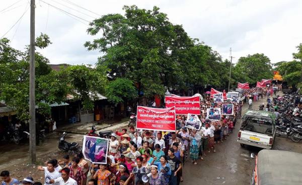 ဘူးသီးတောင်မှာ သြဂုတ်လ ၁၃ ရက်နေ့က   ဆန္ဒ ပြနေကြသည့်မြင်ကွင်း။ ဓာတ်ပုံ-နေဇော်လင်း