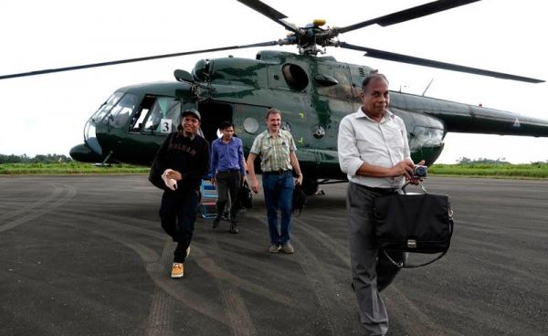 Diplomates arrive at Sittwe Airport in Sittwe, Rakhine State, Myanmar, 02 October 2017. Photo: Nyunt Win/EPA-EFE