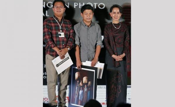 Photojournalists Min Zayar Oo (L) and Hkun Lat (C) pose for a photograph next to Myanmar's State Counselor Aung San Suu Kyi during the ninth Yangon Photo Festival at the Institut Francais de Birmanie School in Yangon, Myanmar, 11 March 2017. Photo: Nyein Chan Naing/EPA