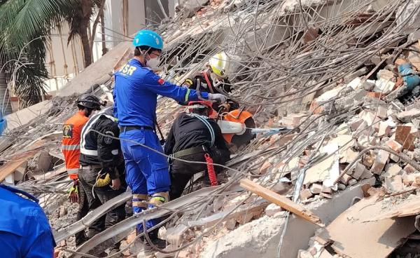 မန္တလေးမြို့တွင်း ကယ်ဆယ်ရေးလုပ်ငန်းခွင်များအတွင်း တွေ့ရသည့် နိုင်ငံခြားသားများ။