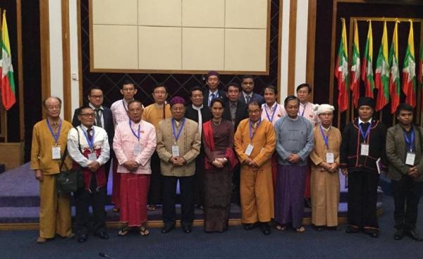  ဒေါ်အောင်ဆန်းစုကြည်နှင့် UNFC ခေါင်းဆောင်များအမှတ်တရဓါတ်ပုံ(ENAC)