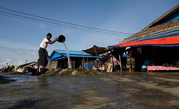 Rakhine ethnic people repair a road at the Rakhine ethnic Internally Displaced Persons (IDPs) camp in Min Gan quarter, Sittwe, Rakhine State, western Myanmar, 25 August 2016. Photo: Nyunt Win/EPA