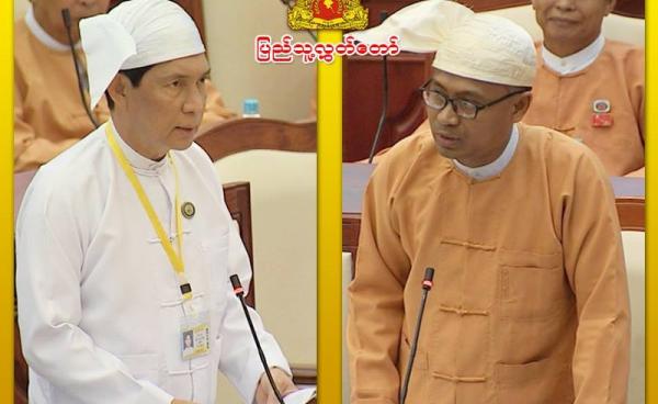 Bilin Township Pyithu Hluttaw MP U Tin Ko Ko Oo (right) pressed Union Minister of Industry U Khin Maung Cho for details on a sugar factory during an August 28 session of parliament. (Photo – Pyithu Hluttaw)