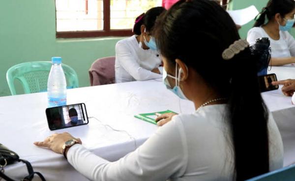 Burmese teachers receive education online training.