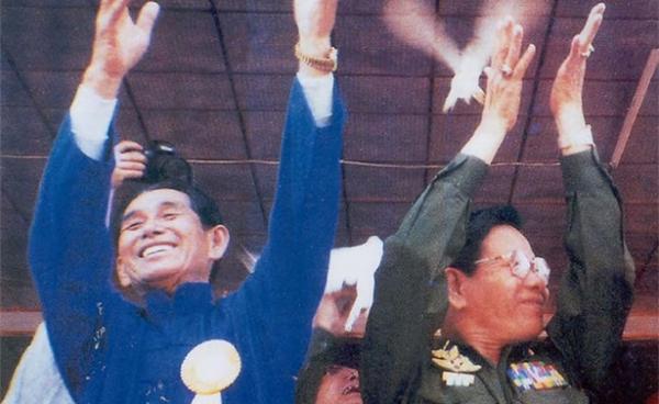 Kokang leader Peng Jiasheng with the Burmese strongman Gen Khin Nyunt (Photo: Show Time book)