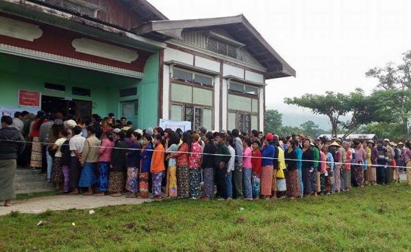 ၂၀၁၅ရွေးကောက်ပွဲတွင် မဲရုံ၌ ဆန္ဒမဲ ပေးနေရန်တန်းစီနေသော မိုးညှင်းပြည်သူများ