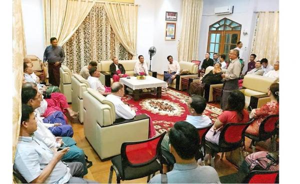 တိုင်းရင်းသားရေးရာပြည်ထောင်စုဝန်ကြီးနေအိမ်တွင်၂၁ ရာစုပင်လုံ(တတိယအစည်းအဝေး) တက်ရောက်သော မွန်ခေါင်းဆောင်များကို မြင်တွေ့ရစဉ်(photo/Facebook)