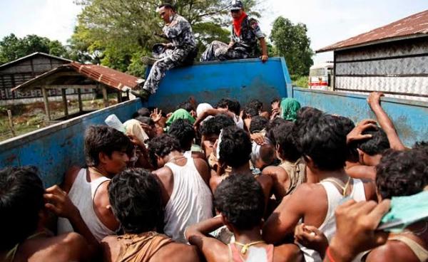 ဧရာဝတီတိုင်း ဟိုင်းကြီးကျွန်းမှ ရခိုင်ပြည်နယ် မောင်တောမြို့သို့ ပို့ဆောင်ထားသည့် လှေစီးဒုက္ခသည်များကို တွေ့ရစဉ်။ (ဓာတ်ပုံ - အီးပီအေ)