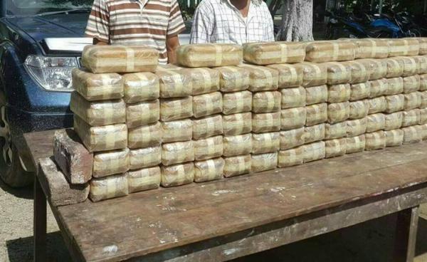 ဖမ်းဆီးမိခဲ့သည့် စိတ်ကြယာဘားဆေးပြားများနှင့် အတူ လူနှစ်ဦး (photo: San Myat Shwe)