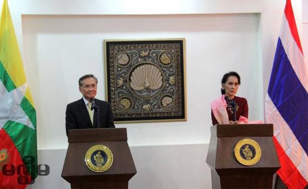 Thai Foreign Minister Pramudwinai (L) and Myanmar Foreign Minister Aung San Suu Kyi (R) at a joint press conference at the Ministry of Foreign Affairs (Myanmar) in Nay Pyi Taw on 9 May 2016. Photo: Min Min/Mizzima