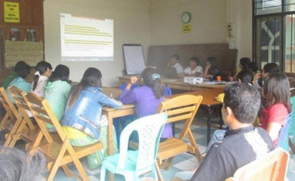 ဂျုလိုင်လ(၄)ရက်နေ့ လွိုင်ကော်မြို့၊ နောင်ယား(က)၊ Action Aid ရုံးတွင် Youth Resource Centre (YRC) နေရာတွင် လူငယ်များအတွက် တိကျသည့် ရည်မှန်းချက်တစ်ခုချမှတ်နိုင်ရန် ဆွေးနွေးနေကြစဉ် (ဓါတ်ပုံ - ဖြိုးဝေအောင်)