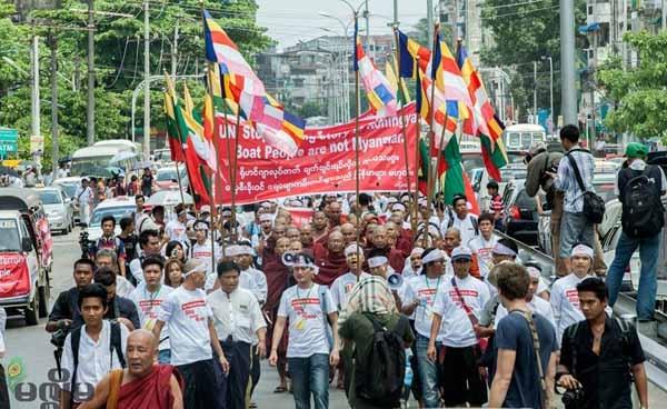 ရခိုင်ပြည်နယ်တွင် လှေစီးဒုက္ခသည်များနှင့် ကုလသမဂ္ဂမှ မြန်မာနိုင်ငံတွင် ဘင်္ဂါလီဒုက္ခသည်များ လက်ခံပေးရေးအဆိုကို ကန့်ကွက်သည့် အနေဖြင့် လူငယ်များ နှင့် သံဃာတော်များ မေလ ၂၇ ရက် မွန်းလွဲပိုင်းက ဆန္ဒထုတ်ဖော်စဉ်။ ဓာတ်ပုံ-ဟောင်ဆာ(ရာမည)