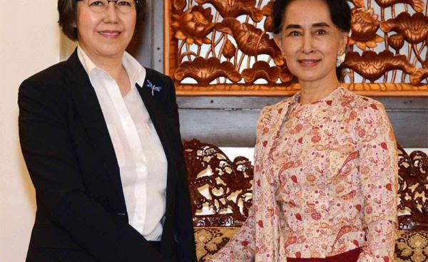 Union Minister for Foreign Affairs Daw Aung San Suu Kyi shakes hands with Ms Yanghee Lee, the United Nations Special Rapporteur on the situation of human rights in Myanmar. Photo: MNA