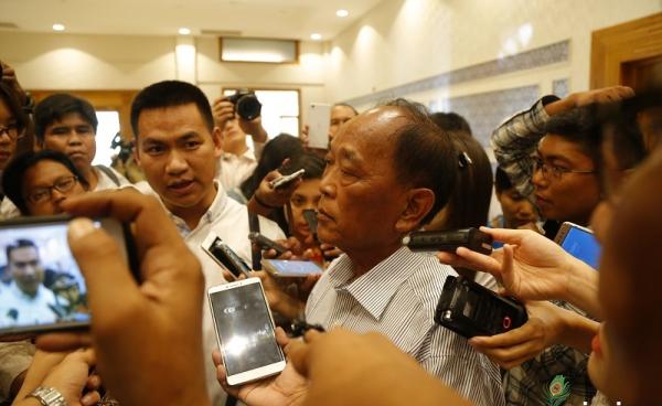 'ဝ' ပြည် သွေးစည်းညီညွတ်ရေးတပ်မတော်(UWSA) ၏ ပြင်ပဆက်ဆံရေးဌာနခွဲ အကြီးအကဲ ဦးကျောက်ကော်အန်းက မီဒီယာများ၏ မေးမြန်းမှုကို ဖြေကြားနေစဉ်(ဓာတ်ပုံ- မင်းမင်း/မဇ္ဈိမ)