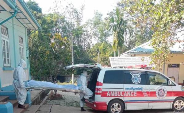 ကိုဗစ်ရောဂါဖြင့် သေဆုံးသွားသူကို သယ်ယူသွားစဉ်