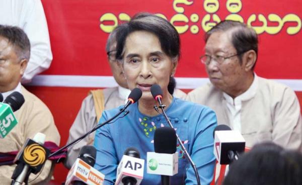 အမျိုးသားဒီမိုကရေးစီအဖွဲ့ချုပ် ဒေါ်အောင်ဆန်းစုကြည်နှင့် မီဒီယာတွေ့ဆုံပွဲသတင်းစာရှင်းလင်းပွဲကို ရန်ကုန်မြို့ အုပ်လမ်း အမျိုးသားဒီမိုကရေစီ အဖွဲ့ချုပ်ရုံးတွင် နိုဝင်ဘာလ ၅ရက် ညနေပိုင်းက ပြုလုပ်ကျင်းပစဉ်။ (ဓာတ်ပုံ - သက်ကို)