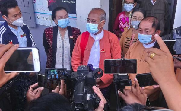 Picture- NLD တွေ့ဆုံဆွေးနွေးရေး အဖွဲ့ခေါင်းဆောင် ဒေါက်တာအောင်မိုးညိုက သတင်းထောက်များအား ရှင်းလင်းပြောကြားစဥ်။