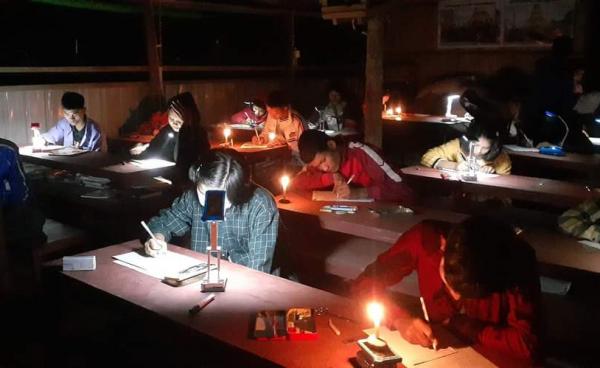 မြောက်ဦးရှိ ရခိုင်အားမာန်အထက်တန်းအဆင့်ပညာဒါနကျောင်းတွင် လျှပ်စစ်မီးပြတ်တောက်နေချိန် ကျောင်းသူ၊ ကျောင်းသားများ စာဖတ်နေကြရစဉ်။