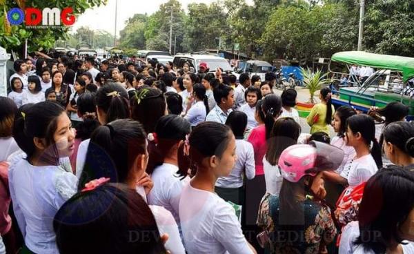 ရခိုင်ပြည်အတွင်း တက္ကသိုလ်ဝင်တန်းစာမေးပွဲဖြေဆိုခဲ့သည့် ကျောင်းသူကျောင်းသားများအားတွေ့ရစဉ်။