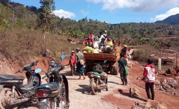 မတ်လ ၁၃ ရက်က မြန်မာစစ်တပ်မှ လက်နက်ကြီးနှင့် လေကြောင်းမှတိုက်ခိုက်မှုကြောင့် ဒေါငံခကျေးရွာမှ စစ်ဘေးရှောင်ဒေသခံများ ထပ်မံတိမ်းရှောင်နေရစဉ်။