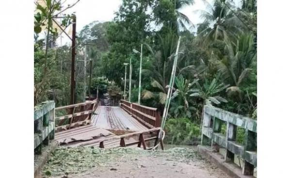 မတ်လ ၂၁ ရက်နေ့က မိုင်းခွဲခံရသည့် စစ်တောင်းမြို့၊ ခဝါချောင်းတံတားအားတွေ့ရစဉ်။