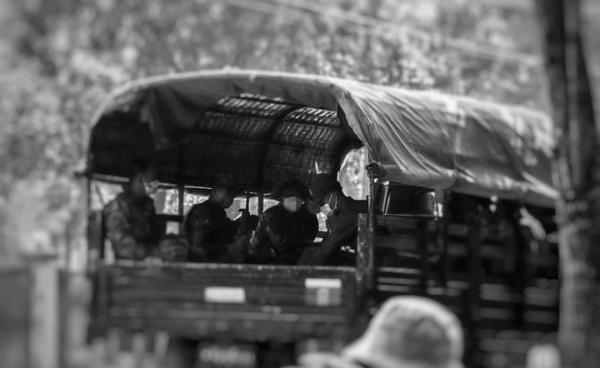 မြန်မာစစ်တပ်က စစ်တွေမြို့တွင်သွားလာနေသည်ကို တွေ့ရစဉ်။