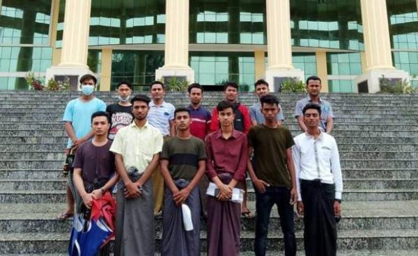 ယခုမေလ ၉ ရက်နေ့က စစ်တွေတက္ကသိုလ်တွင် မွတ်ဆလင်ကျောင်းသားများ တက္ကသိုလ်ဝင်ခွင့် လာရောက်လျှောက်ထားခဲ့စဉ်။  Photo - ရက္ခိုင်ပြည်ကျောင်းသားသမဂ္ဂ