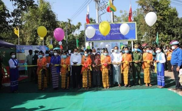 ဖေဖော်ဝါရီလ ၄ ရက်နေ့က စစ်တွေမြို့၊ ဝါဘိုကျေးရွာအား မဟာဓာတ်အားလိုင်းမှ လျှပ်စစ်မီး စတင်ဖြန့် ဖြူးခြင်း ဖွင့်ပွဲအခမ်းအနားပြုလုပ်စဉ်။ (ဓာတ်ပုံ-MOI)