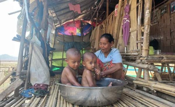 ကျောက်တော်မြို့နယ်၊ ဝါးတောင်စစ်ဘေးရှောင်စခန်းမှ စစ်ဘေးရှောင်တို့ကို တွေ့ရစဉ်။ (ဓာတ်ပုံ - မလှဝင်း)