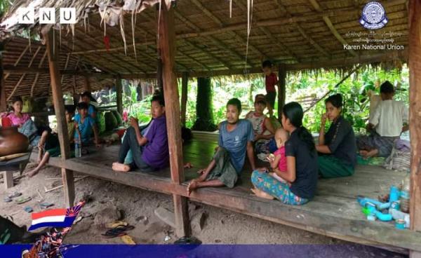 ကျောက်ကြီးနှင့် မုန်းမြို့နယ်မှဒေသခံများ စစ်တောင်းမြစ်ကို ဖြတ်ကာ ဖြူးနဲ့ ကျောက်တံခါးမြို့နယ်ဘက်သို့ ထက်ပြေးတိမ်းရှောင်နေကြစဉ်။ (ဓာတ်ပုံ- KNU - ဗဟို)